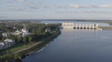 Uglich, Rusya. Yaroslavl bölgesindeki Volga nehri üzerindeki Uglich hidroelektrik santrali. Volga-Kama hidroelektrik santrallerinin bir parçası. Sabah erkenden. 4K