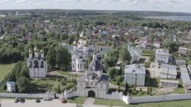 Pereslavl-Zalessky, Rusya. Aziz Nicholas Pereslavsky Manastırı. Bulutlu bir yaz. 4K