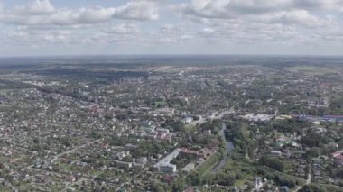 Pereslavl-Zalessky, Rusya. Bulutlu havada şehir merkezinin manzarası. 4K