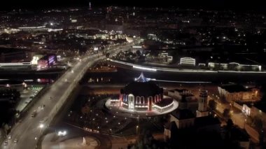 Tula, Rusya. Geceleri şehrin havadan görünüşü. Tula Eyalet Silah Müzesi. 4K