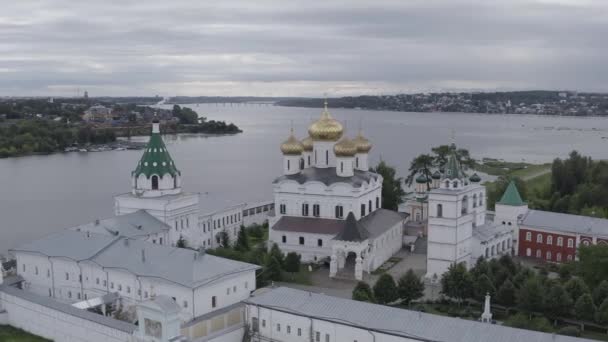 Rússia, Kostroma. Santíssima Trindade Mosteiro de Ipatievsky em Kostroma. 4K — Vídeo de Stock