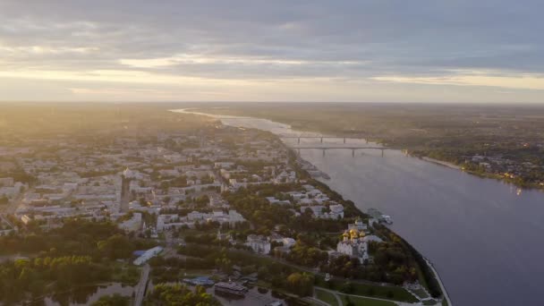 Jaroslavl, Russia. Strelka (Spit), Kotorosl sfocia nel fiume Volga. Ora del tramonto. 4K — Video Stock