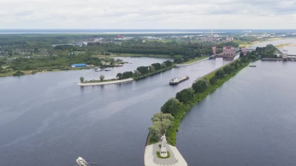俄罗斯雷宾斯克。该系统锁定了Rybinsk水库。4K — 图库视频影像