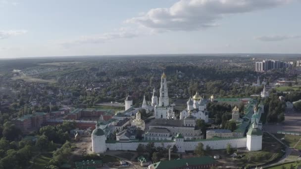 Sergiev Posad, Oroszország. A Trinity-Sergius Lavra az orosz ortodox egyház legnagyobb férfi kolostora hosszú történelemmel. Található központjában a város Sergiev Posad. Napnyugta fénye. 4K — Stock videók