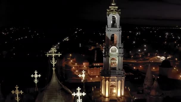 Sergiev Posad, Rusia. El Trinity-Sergius Lavra es el monasterio masculino más grande de la Iglesia Ortodoxa Rusa con una larga historia. Situado en el centro de la ciudad de Sergiev Posad. Por la noche. 4K — Vídeos de Stock