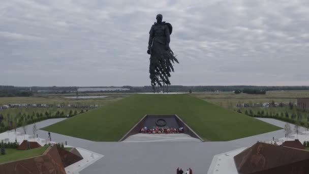 Rzhev, Rusia. El monumento conmemorativo de Rzhev al soldado soviético está dedicado a la memoria de los soldados soviéticos que murieron en batallas cerca de Rzhev en 1942-1943. 4K — Vídeos de Stock