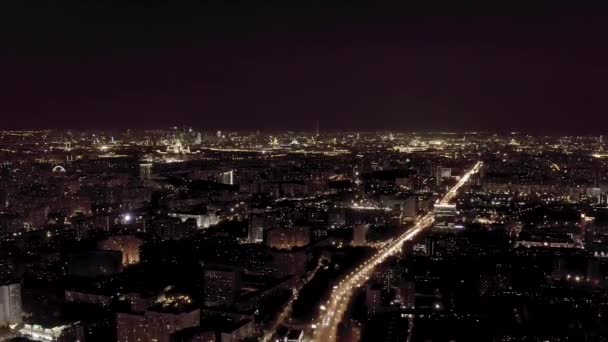 Moscou, Russie. Vue de nuit de la ville, rue Profsoyuznaya vers le centre de Moscou. 4K — Video