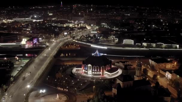 Tula, Rusia. Vista aérea de la ciudad por la noche. Museo Estatal de Armas de Tula. 4K — Vídeos de Stock