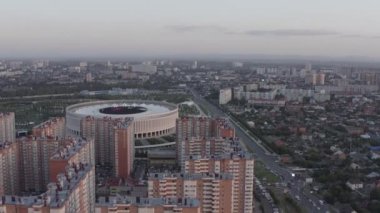 Krasnodar, Rusya. Krasnodar - Krasnodar şehrindeki isimsiz kulübün futbol stadyumu. Halk Parkı Krasnodar (Galitsky Parkı). Gün batımı zamanı. 4K