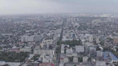 Krasnodar, Rusya. Şehir merkezinin panoramik görüntüsü. Yaz havası manzarası. 4K