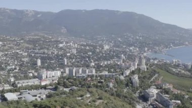 Yalta, Kırım. Güneşli bir havada şehrin manzarası. 4K
