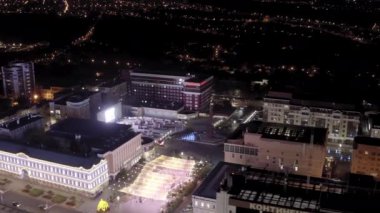 Stavropol, Rusya. Haç Şehri 'nin koruyucu meleği. Alexandrovskaya Meydanı. Gece vakti. 4K