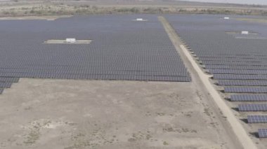 Rusya, Stavropol Bölgesi. Güneşli bir günde güneş enerjisi santrali. 4K