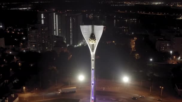 Rostov-on-Don, Rusia. Stele a los Libertadores de Rostov. Plaza del teatro. Vista nocturna. 4K — Vídeo de stock