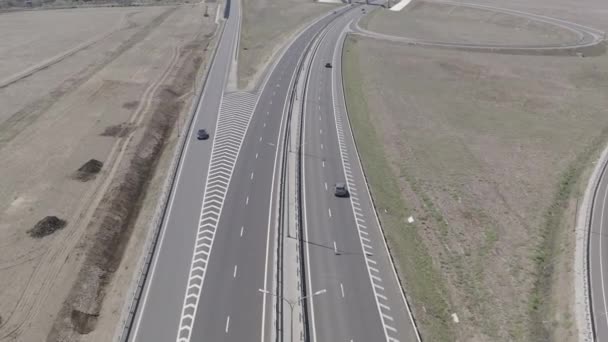 Krym, Primorsky. Nowa autostrada Tavrida. Wymiana samochodów. 4K — Wideo stockowe