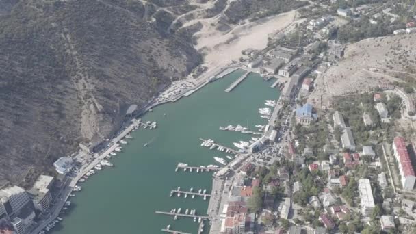 Sébastopol, Crimée. Balaklava Bay avec yachts et bateaux de plaisance. 4K — Video
