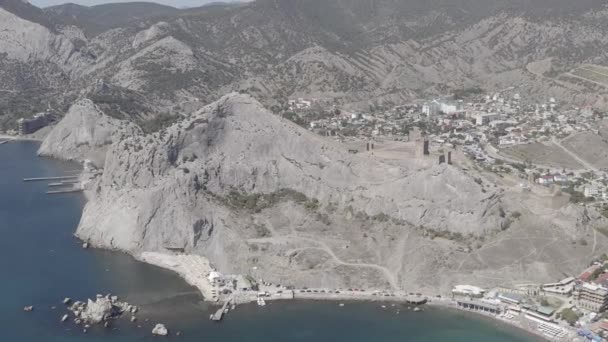 Sudak, de Krim. Genuese vesting in Sudak. Zwarte zeekust. 4K — Stockvideo
