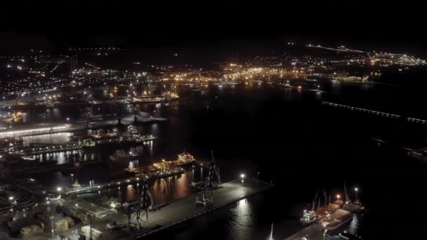 俄罗斯新罗西斯克。新罗西斯克港在夜间。夜市灯。黑海的Tsemesskaya湾。4K — 图库视频影像