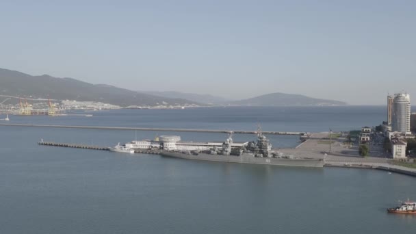 Novorossiysk, Rusia. Crucero Mikhail Kutuzov. Museo Naval Central lleva el nombre del emperador Pedro Magno. 4K — Vídeo de stock