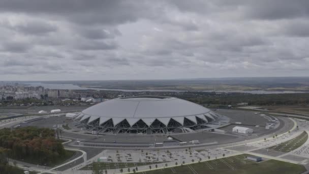 Samara, Rússia. Estádio Samara Arena. Nuvens de outono. 4K — Vídeo de Stock