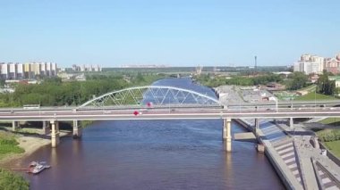 Dolly zoom. Tyumen şehri, Tura Nehri Embankment 'ı, Chelyuskintsev Otomobil Köprüsü. Rusya, Rusça metin - 432 TÜMEN