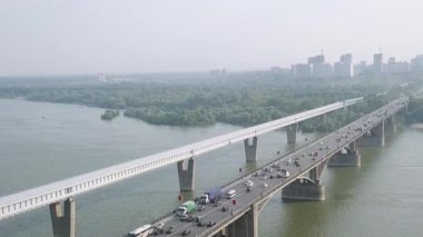Dolly zoom. Metro Köprüsü ve Comal Köprüsü. Novosibirsk şehrinin panoraması. Ob nehrinin manzarası. Rusya