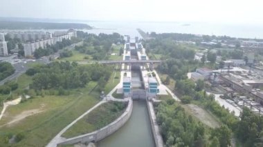 Ob Nehri 'ndeki Novosibirsk hidroelektrik santralinin nakliye geçidi. 4K