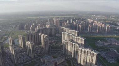 Gün batımında St. Petersburg 'un panoramik manzarası. - Rusya. Uyuma alanı Parnassus. 4K