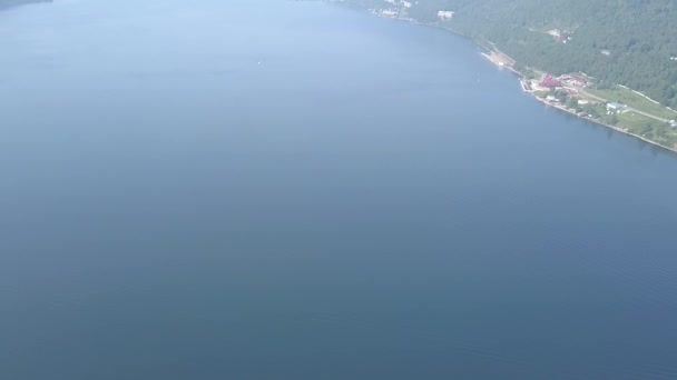 Russland, Irkutsk. Quelle der Angara aus dem Baikalsee — Stockvideo