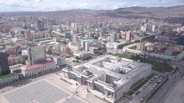 Mongolei, Ulaanbaata. Regierungspalast, Chinggis-Platz (SuheBator-Platz ) — Stockvideo