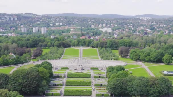 Dolly zoom. Oslo, Norway. Frogner Public Park with avenue of sculptures under the general name - Vigeland Sculpture Park - Vigelandsparken — Stock Video