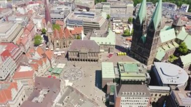 Bremen, Almanya. Bremen Pazar Meydanı (Bremer Marktplatz), Bremen Katedrali (St. Petri Dom Bremen). Uçuşun görüntüsü. 4K