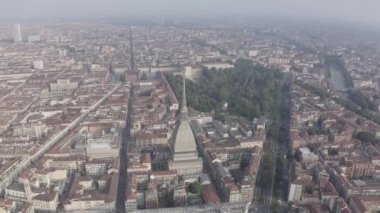 Torino, İtalya. Şehrin üzerinde uçuş. Köstebek Antonelliana. 121 metre yüksekliğinde kubbesi ve kubbesi olan bir 19. yüzyıl binası. 4K
