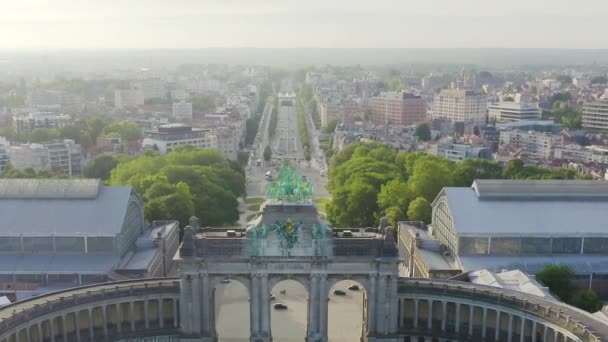 Dolly zoom. Brüssel, Belgien. Park des fünfzigsten Jahrestages. Park Senkantoner. Der Triumphbogen von Brüssel (Brüsseler Tor)) — Stockvideo