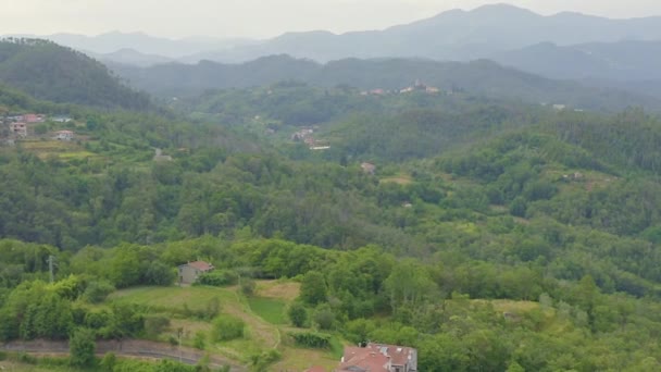 ドリーズームだ。イタリアだ。森に覆われた山やヴィラ。リグーリア州、ラ・スペツィアの領域でPignoneの領土 — ストック動画