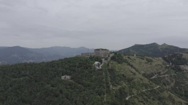 Genua, Italien. Forte Sperone ist ein zentraler Punkt der genuesischen Befestigungsanlagen aus dem 19. Jahrhundert und liegt auf der Mura Nuove. 4K — Stockvideo