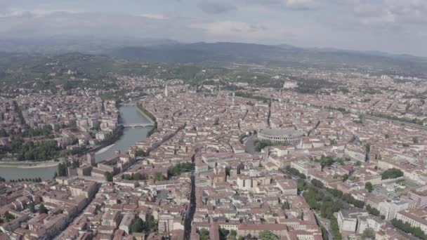 Verona, Italien. Im Flug über die historische Innenstadt. Arena di Verona, Sommer. 4K — Stockvideo