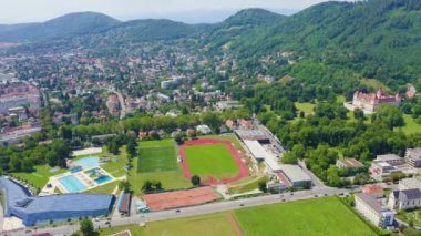 Graz, Avusturya. Tarihi şehir merkezinin havadan görünüşü. 4K
