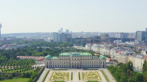 Dolly zoom. Viena, Austria. Belvedere es un complejo palaciego barroco en Viena. Construido por Lucas von Hildebrandt a principios del siglo XVIII — Vídeos de Stock