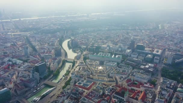 Viena, Austria. Vuelo sobre el centro histórico de Viena. Canal Donaucanal. 4K — Vídeos de Stock