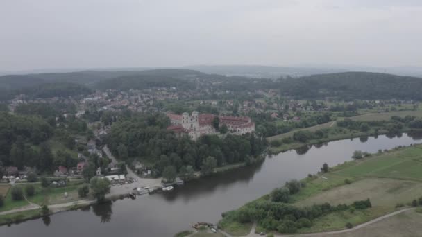 Cracovia, Polonia. Abbazia benedettina (Tynet) sul fiume Vistola. Il monastero benedettino fu fondato nel 1044. 4K — Video Stock