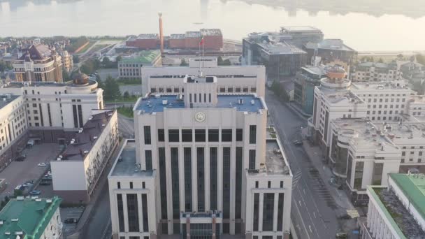 Kazan, Rusland. Luchtfoto van de bouw van het kabinet van ministers van de Republiek Tatarstan in de vroege ochtend. 4K — Stockvideo