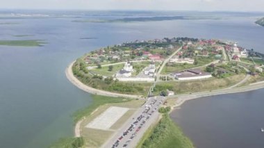 Sviyazhsk, Rusya. Sviyazhsk Adası 'nın havadan görünüşü. 4K