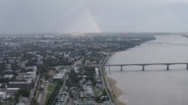 Kostroma, Rusya. Kostroma şehrinin tarihi merkezi üzerinde uçuş. Gökkuşağı ve Volga Nehri. 4K