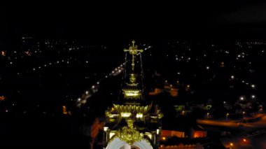 Sergiev Posad, Rusya. Trinity-Sergius Lavra, Rus Ortodoks Kilisesi 'nin en büyük erkek manastırıdır. Sergiev Posad şehrinin merkezinde yer almaktadır. Geceleyin. 4K