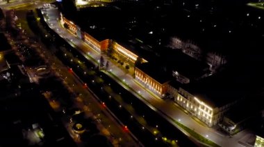 Tula, Rusya. Geceleri şehrin havadan görünüşü. Nehir kenarları, fabrikalar. 4K