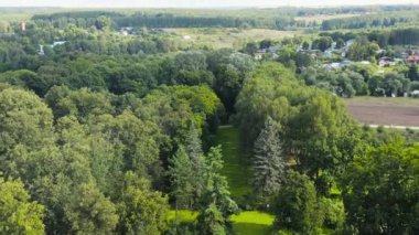 Yasnaya Polyana, Rusya. Lev Nikolaevich Tolstoy Yasnaya Polyana 'da doğdu ve hayatının çoğunu orada geçirdi. 4K