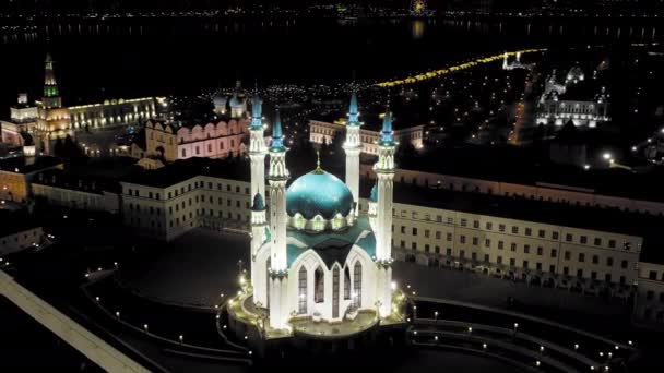 Kazan, Ryssland. Kul Sharif moskén. Flygfoto över Kazan Kreml. Nattetid. 4K — Stockvideo