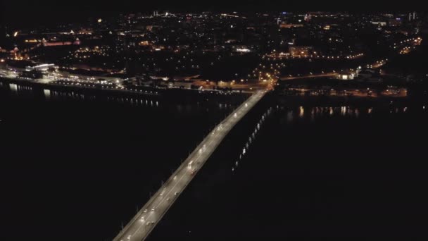 Россия, Нижний Новгород. Вид с воздуха ночью на Канавинский мост через реку Ока. 4K — стоковое видео