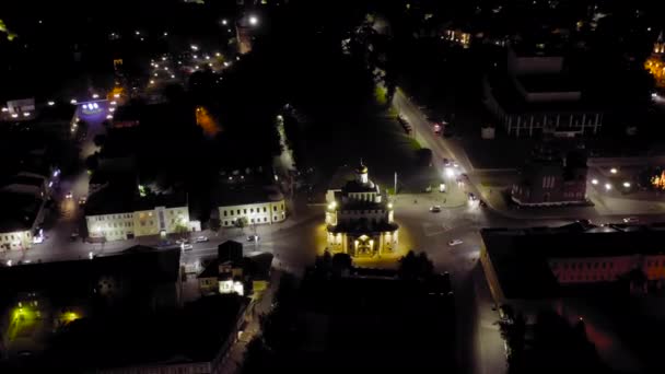 러시아, 블라디미르. 공중에서의 야간 도시. 금문교 (Vladimir). 4K — 비디오